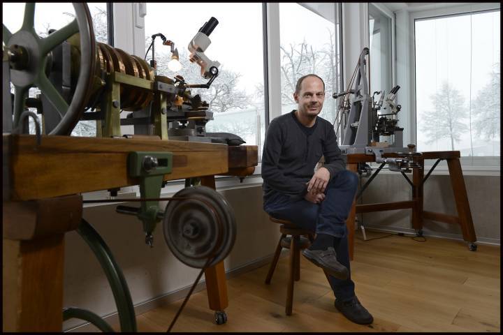 Yann von Kaenel entre un motor de rosa tradicional (primer plano) y un motor de línea recta