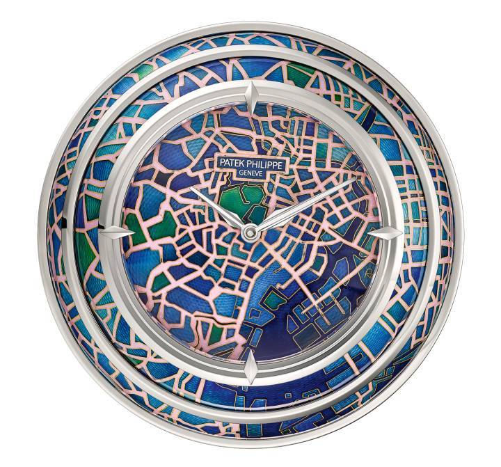 Tokio como el cuervo vuela, reloj de mesa, Tokio 2023. Un mapa estilizado del centro de Tokio en esmalte cloisonné grand feu se extiende sobre la esfera y los lados convexos de este reloj de mesa plateado. Esta pieza única está inspirada en un modelo de los años 50.