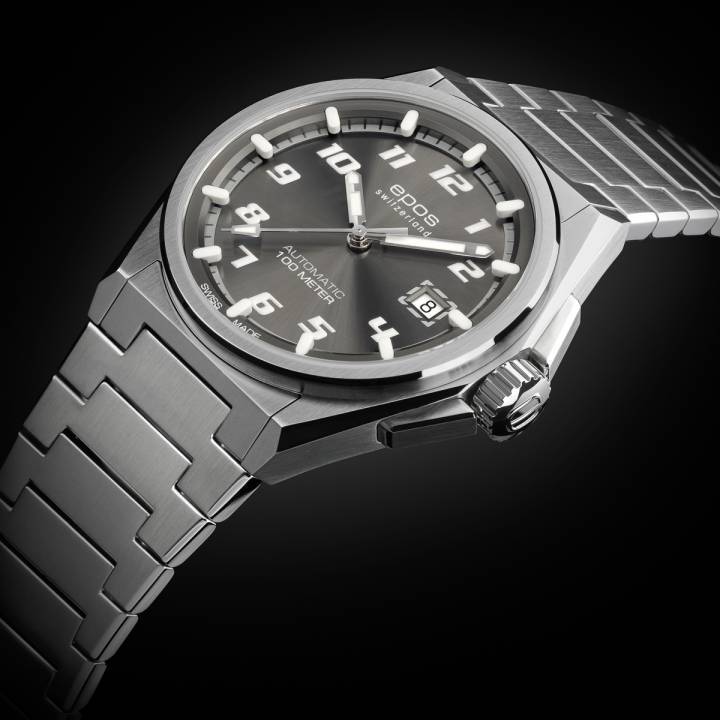 El Epos 3505, nuevo modelo de 2024, es un elegante reloj deportivo de acero inoxidable. Resistente al agua hasta 100 m, índices aplicados con SuperLuminova 3D, 1.600 CHF.