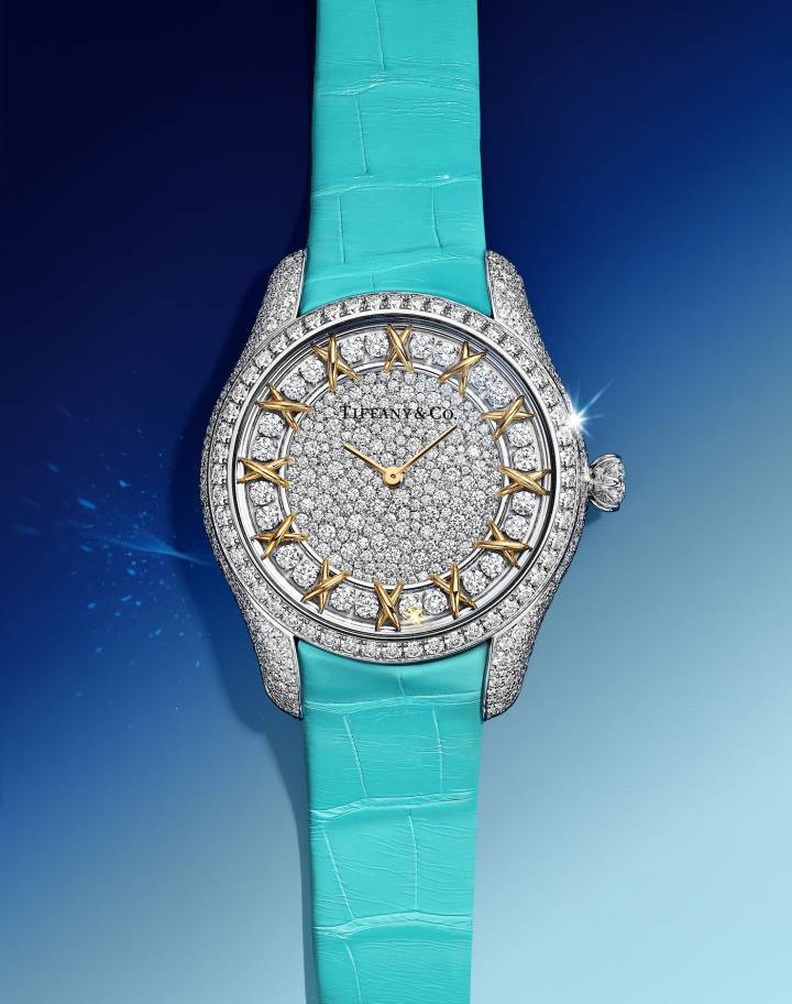 El reloj Jean Schlumberger by Tiffany Twenty Four Stone se inspiró en la colección de joyería Sixteen Stone. Al igual que en la versión de joyería, la esfera del reloj presenta un anillo exterior decorado con un motivo de punto de cruz de oro amarillo de 18 quilates. Caja de oro blanco de 18 quilates y 707 diamantes con un total de más de 6,5 quilates.