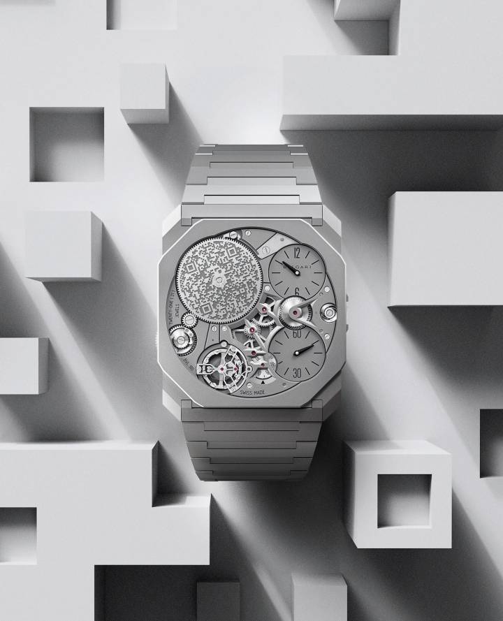 El Octo Finissimo Ultra utiliza el fondo de caja como platina principal en la que se integran los 170 componentes del BVL Calibre 180. El volumen de los eslabones de la pulsera también tuvo que ser repensado por completo; Con un grosor de 1,80 mm, combinan a la perfección con la delgadez de la caja, pero son dos veces más finos que un brazalete Octo Finissimo estándar. Además, el cierre desplegable tuvo que ser rediseñado según nuevos parámetros.