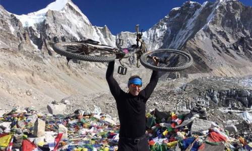 El Embajador de Alpina Watches Patrick Sweeney Establece una Primera Vez Mundial en el Everest