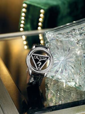 Guess celebra su Vigésimo Quinto Aniversario con dos brillantes creaciones: Clearly Guess & Mini Triangle