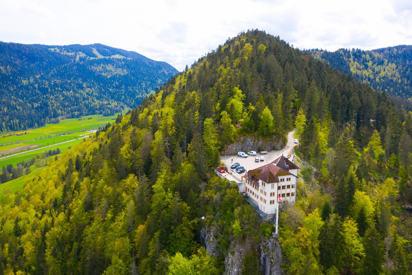 Kari Voutilainen set up shop in the former «Chapeau de Napoléon» hotel-restaurant overlooking the Val-de-Travers on 1 June 2021.