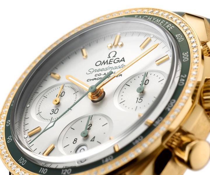 Los bordes ovalados de las subesferas del Speedmaster 38 mm marcan el tono sutil de la pieza.