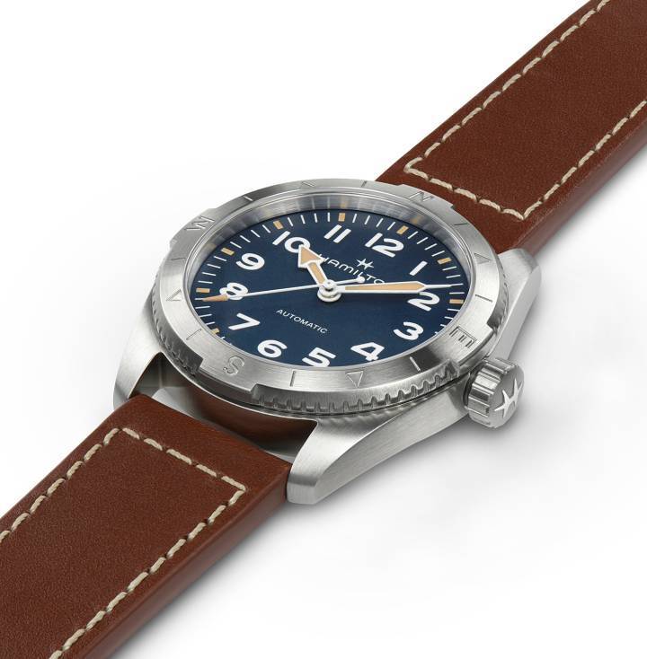 Equipado con un bisel de brújula giratorio bidireccional marcado con los puntos cardinales de norte, sur, este y oeste, el Khaki Field Expedition te ayudará a navegar tu aventura con la ayuda del sol.
