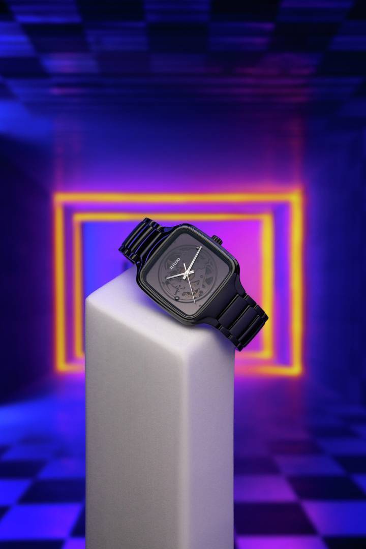 True Square x Kunihiko Morinaga: son cuadros transparentes es uno de los elementos característicos. En el estilo de Kunihiko Morinaga, se trata de un tratamiento fotocromático que significa un cambio de color en función de la intensidad luminosa. El reloj presenta un boîtier carré monobloc y una corona de cerámica de alta tecnología negra polie.
