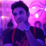 Vir Das llevando un Gc Sports Class XL