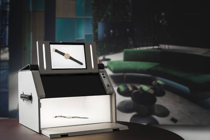 La solución viene equipada con una cúpula de iluminación para proporcionar una iluminación de alta calidad y un sistema de cámara para capturar imágenes estáticas o en movimiento de un reloj en manipulación.