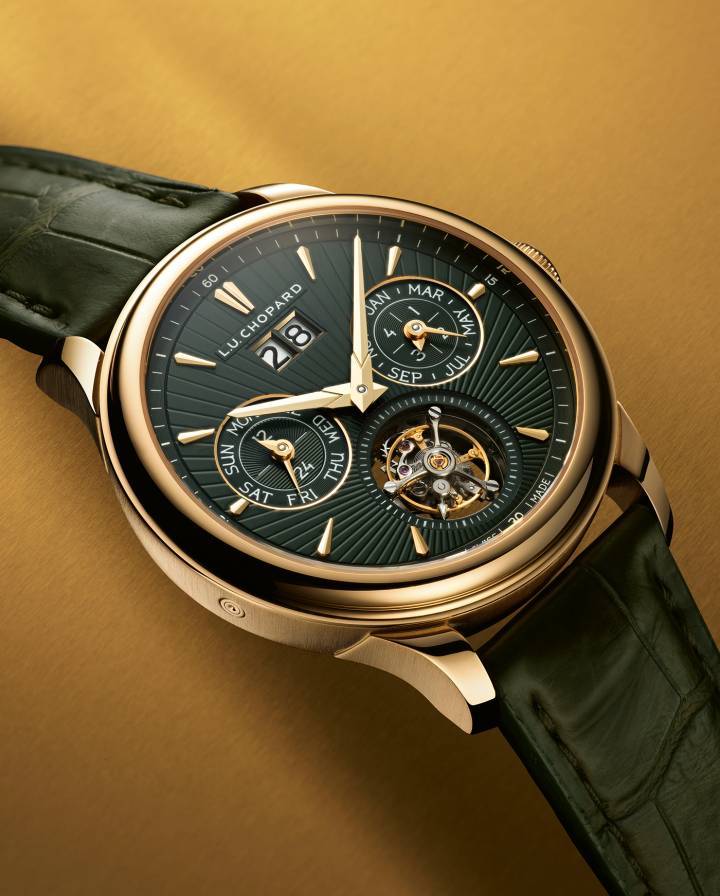 El nuevo L.U.C Flying T Twin Perpetual, con el sello Poinçon de Genève, presenta una caja de oro amarillo ético de 18 quilates de 40,5 milímetros de diámetro. Alberga el Calibre L.U.C 96.36-L, un movimiento con complicaciones original que combina un tourbillon volante y un calendario perpetuo con una gran ventana de fecha.