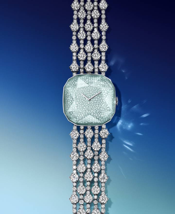 Tiffany & Co. presentó recientemente el reloj Carat 128 Aquamarine, inspirado en el legendario diamante Tiffany, un diamante amarillo de forma cojín de 128,54 quilates. Esta pieza única cuenta con una caja de oro blanco de 27 mm y 18 quilates con 897 diamantes en total (más de 29 quilates en total) engastados en la caja y un brazalete de cinco filas. El cristal que protege la esfera está hecho de una sola aguamarina de 34,52 quilates.
