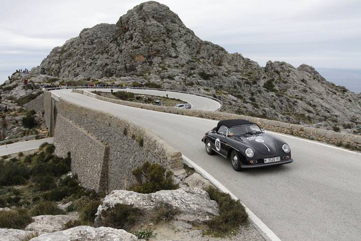 Uno de los coches del Equipo Oris conduciendo por la famosa curva de Sa Calobra
