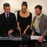 Carmen Chaplin corta la cinta del Musée de l'Elysée con el CEO de Jaeger-LeCoultre Daniel Riedo e el Director del Museo Sam Stourdzé