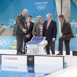 El Director de Omega Timing, Peter Hürzeler, izquierda, explica el sistema de cronometraje para los nadadores al Director del LOCOG, Sebastian Coe, segundo a la izquierda, el CEO del Swatch Group Nick Hayek, trecero a la izquierda, El International Olympic Committee President Jacques Rogge, segundo a la derecha y al Presidente de Omega Stephen Urquhart, derecha en al Aquatics Centre en el London's Olympic Park 