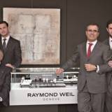 Raymond Weil junto a su yerno Olivier Bernheim y sus nietos Elie y Pierre