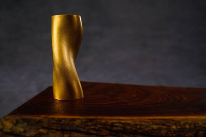 Esta pieza de bronce fundido es la representación material de la curva necesaria para traducir, con ayuda de una leva, el tiempo incremental absoluto (medido por el péndulo de torsión) en tiempo solar, dependiente este último de la órbita y de la inclinación de la Tierra.