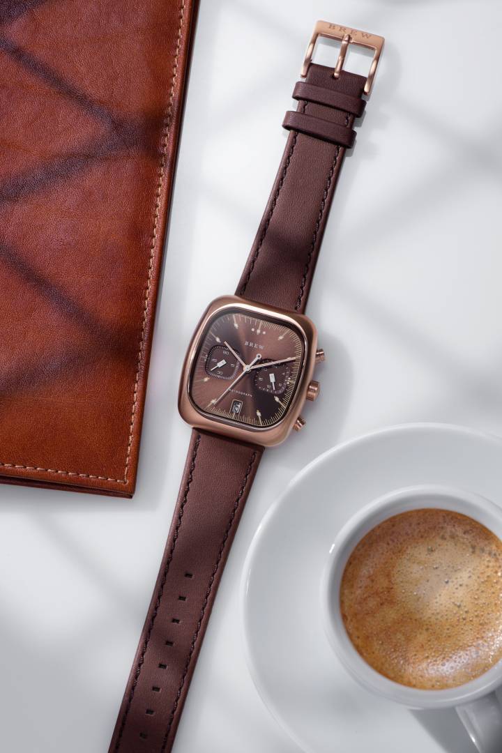 Brew Watch Co. fue concebida por Jonathan Ferrer como un proyecto apasionante cuando comenzó a diseñar relojes en el café. El Espresso Retrograph es un reloj tonalmente equilibrado para todas las ocasiones.