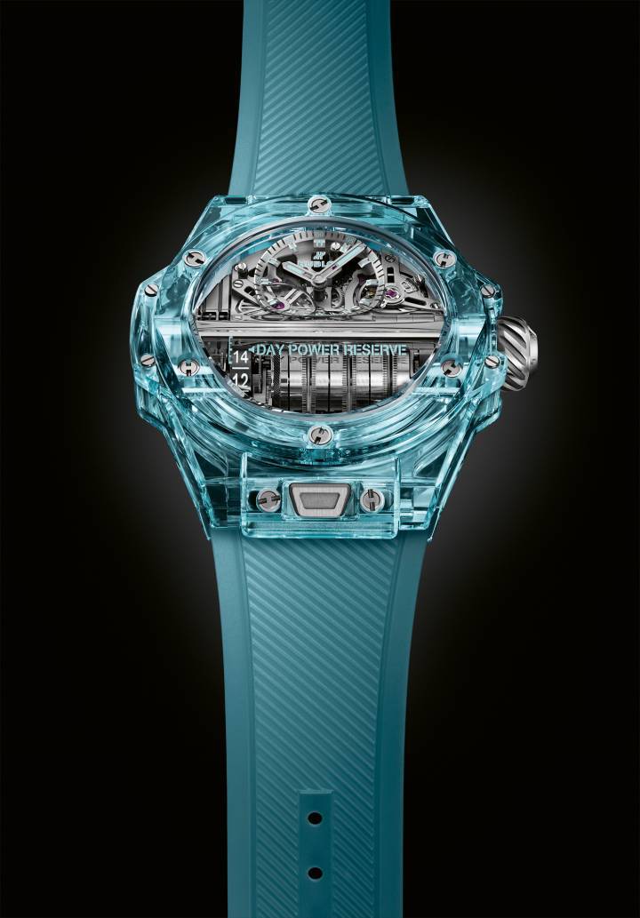 Para algunos, parece que fue ayer. Para otros, ha sido una eternidad. Piénselo: ¡Baselworld 2018! Sin embargo, Hublot regularmente hace vibrar el corazón del mundo de la relojería, latiendo al ritmo de creaciones que desafiaron todas las convenciones. El MP-11 no fue una excepción. Seis años después, sigue siendo lo que siempre ha sido: único, primero y diferente. Y ahora con una nueva variación del zafiro azul hielo..