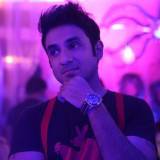 Vir Das llevando un Gc Sports Class XL