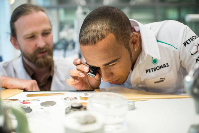Lewis Hamilton durante su visita a la sede de IWC Schaffhausen