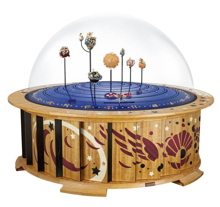 El nuevo autómata Planetarium de Van Cleef & Arpels presenta el Sol y los planetas de su sistema visibles desde la Tierra. Impulsado por un complejo movimiento mecánico, cada cuerpo celeste se mueve a su velocidad de rotación real, completando una órbita en 88 días para Mercurio, 224 días para Venus, 365 días para la Tierra, 687 días para Marte, 11,86 años para Júpiter y 29,5 años para Saturno.