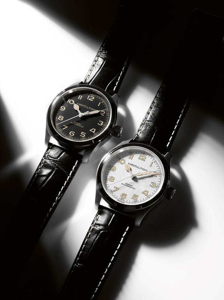 Hamilton ofrece dos nuevas variantes del Khaki Field Murph 38 mm: una esfera blanca nítida con correa de cuero negra, así como la esfera negra original ahora combinada con una pulsera de acero inoxidable.