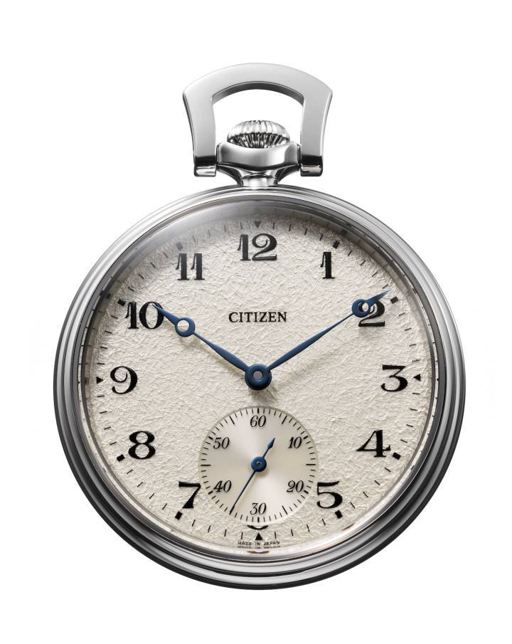 En el corazón del reloj se encuentra un volante de libre movimiento que ofrece una gran precisión anual de -3 a +5 segundos. El diseño del movimiento incorpora numerosas curvas suaves. Los puentes tienen bordes tallados con diamantes y el movimiento está decorado con un acabado ondulado Côtes de Genève. El avanzado movimiento está contenido dentro de una caja ligera de aleación de titanio.