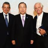 De Izquierda a Derecha: El Presidente de Omega Stephen Urquhart, el Secretario General de la ONU Ban Ki-moon & y el Director del film Yann Arthus-Bertrand 
