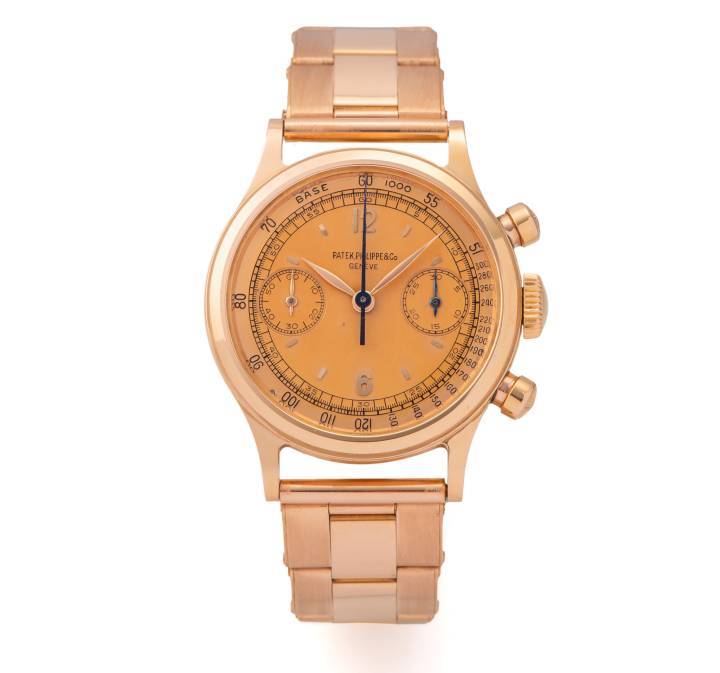 LOT 200 es el Patek Philippe 1463, un extraordinario cronógrafo resistente al agua en oro rosa que se considera uno de los mejores ejemplos que jamás hayan ofrecido. El propietario original prefería una esfera de oro rosa, a diferencia de la esfera plateada original, por lo que emprendió una larga búsqueda para encontrar una esfera de oro rosa original. También quería un brazalete de oro rosa que tuvo la suerte de encontrar: un brazalete remachado de época Gay Freres, para complementar el ya impresionante reloj. Los estudiosos creen que solo se fabricaron 145 modelos en oro rosa, lo que convierte a esta pieza en una verdadera delicia para los coleccionistas.