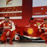 Los pilotos de Ferrari Fernando Alonso y Felipe Massa con el nuevo F138 presentado la semana pasada