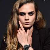 Cara Delevingne llevando un TAG Heuer Formula One Steel y Black Ceramic Chronograph