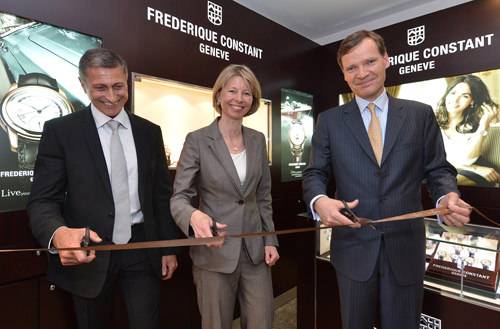 De izquierda a derecha : Olivier Cohen, Director de Espace Temps, Aletta y Peter Stas, Fundadores, COO y CEO de Frederique Constant
