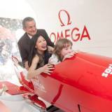 De izquierda a derecha:El Presidente de Omega Stephen Urquhart, Vanessa Mae y Elizaveta Stakhurskaya de once años de edad, ganadora de un gran númeo de competiciones musicales regionales en Rusia.