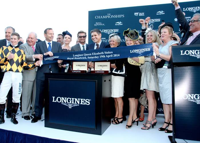 Entrega de premios de Longines Queen Elizabeth Stakes con Simon Baker, Ambassador of Elegance de Longines y Juan-Carlos Capelli, Vice Presidente y Director de Marketing Internacional