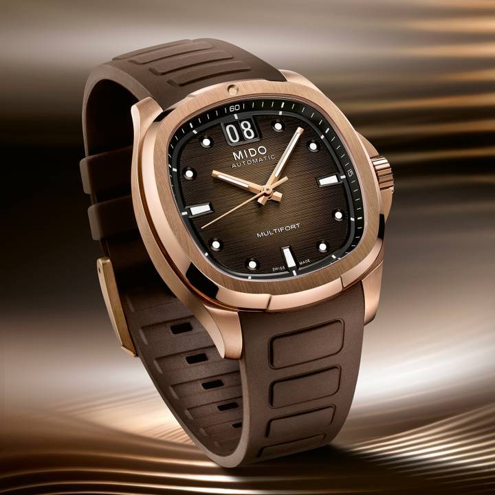 Con este carismático Multifort TV Big Date, Mido reinterpreta la historia de la caja con forma de televisor en una nueva combinación de colores cálida y elegante: oro rosa y toques de chocolate, impulsada por un mecanismo ultrapreciso y robusto.