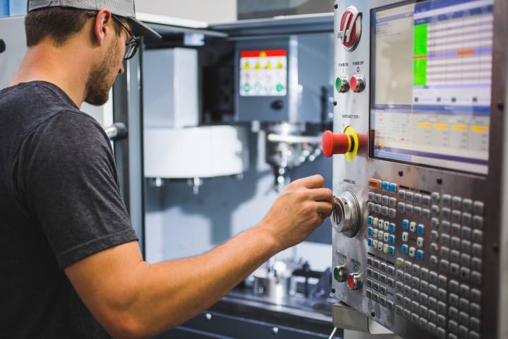 Tyler Wolfe en acción, la otra mitad del dúo Vortic supervisando la producción.