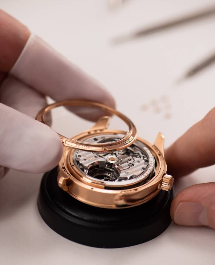 En 2008, Carl F. Bucherer fue la primera marca en incorporar un rotor periférico en un reloj producido en serie. Esto fue seguido diez años más tarde por un tourbillon montado periféricamente. Ambas tecnologías se combinan con un repetidor de minutos con regulador montado en el periférico en el nuevo Manero Minute Repeater Symphony Triple Peripheral.