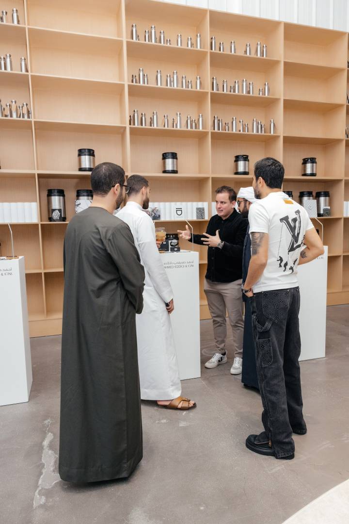 Nicolas Freudiger presenta ID Genève a los invitados a la fiesta de lanzamiento en Dubai.