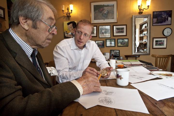 Roger W. Smith con su mentor George Daniels