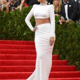 Rhianna luciendo un vestido de Stella McCartney y joyería de Jacob & Co en la Gala MET Gala 2014