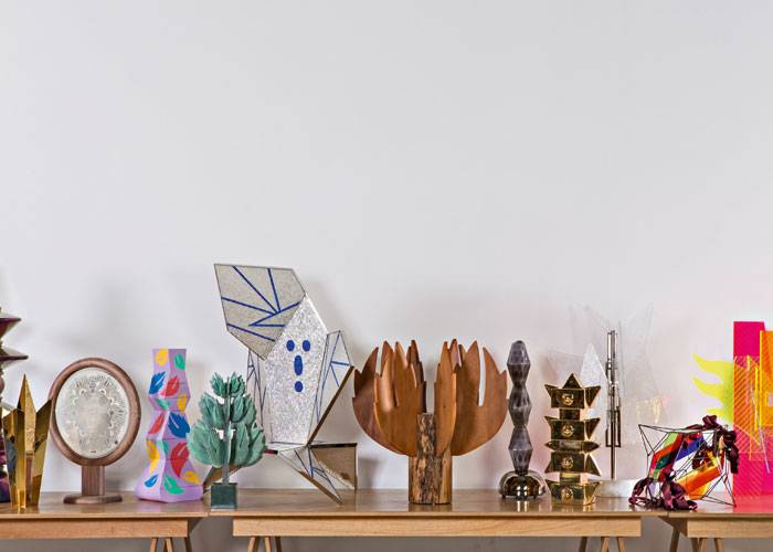 Trece trabajos concebidos por Mendini producidos por artesanos, en trece materiales diferentes.