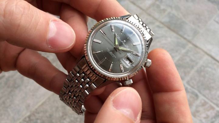 Un Citizen Alarm Date con bisel acanalado y el brazalete BOR original