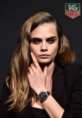 Cara Delevingne llevando un TAG Heuer Formula One Steel y Black Ceramic Chronograph