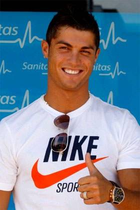 Cristiano Ronaldo aterriza en Madrid luciendo un deLaCour Bichrono