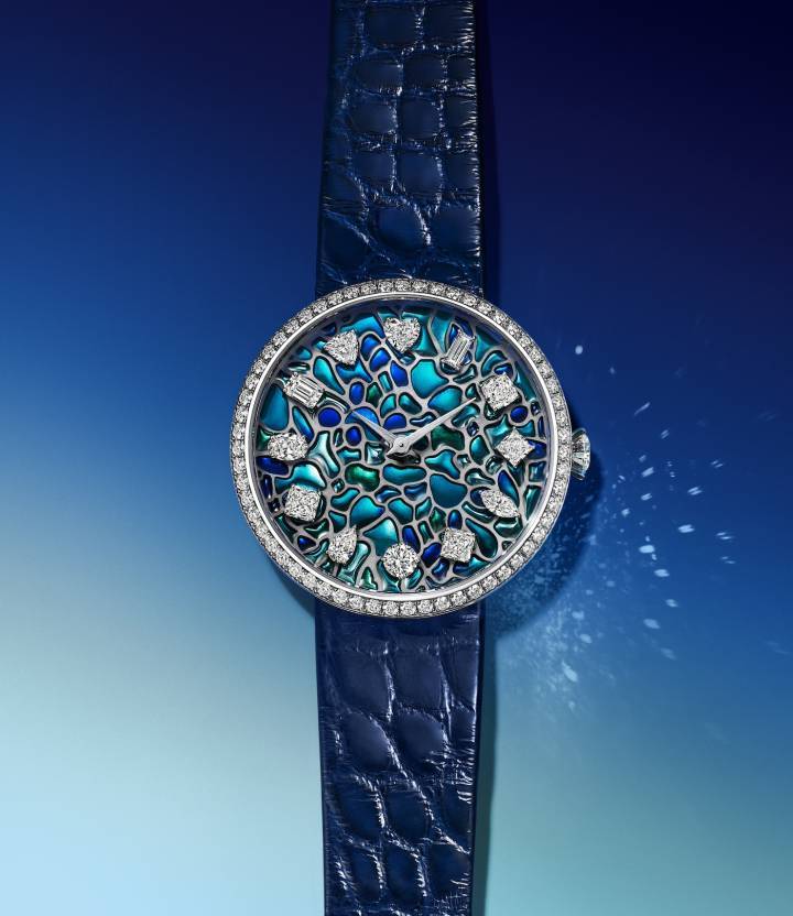 El reloj Eternity by Tiffany Wisteria está inspirado en las icónicas lámparas Tiffany & Co. de principios del siglo XX, con una esfera de esmalte plique-à-jour en colores brillantes que reproduce el patrón floral.