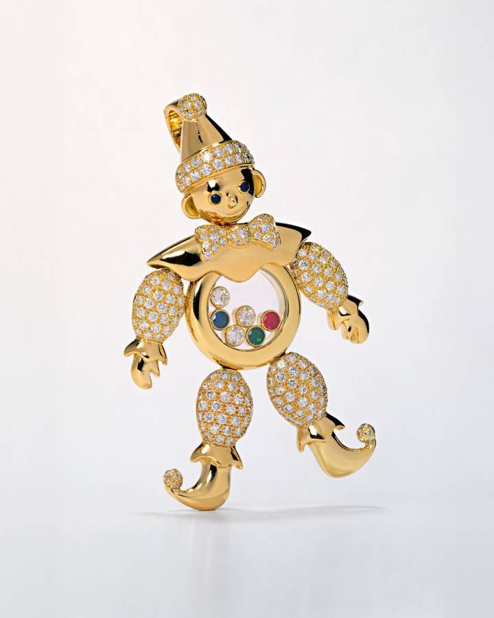 Diseñado por Caroline Scheufele y la primera joya lanzada por Chopard en 1985, el Happy Clown tiene extremidades articuladas y diamantes flotantes en su interior.