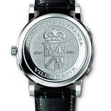 El reloj de A. Lange & Söhne timepiece con la trasera en oro blanco grabada a mano (mostrando el escudo de armas de la competición)