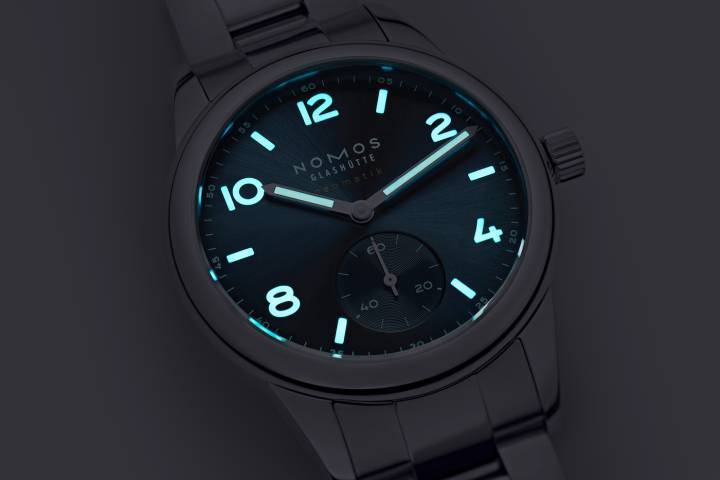 Los numerales de hora empotrados y las manecillas sostienen Superluminova adicional, brillando con intensidad en la oscuridad.
