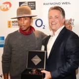 Pharrell Williams y Craig Leach, el Director de la Firma Raymond Weil en el R.U.
