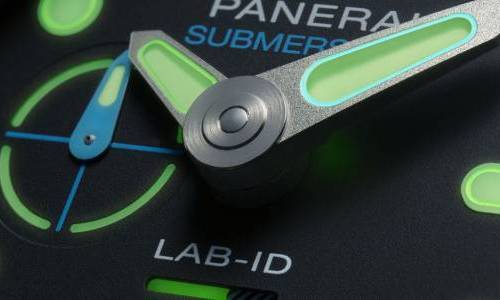 Panerai presenta el Submersible Elux LAB-ID con luminiscencia patentada
